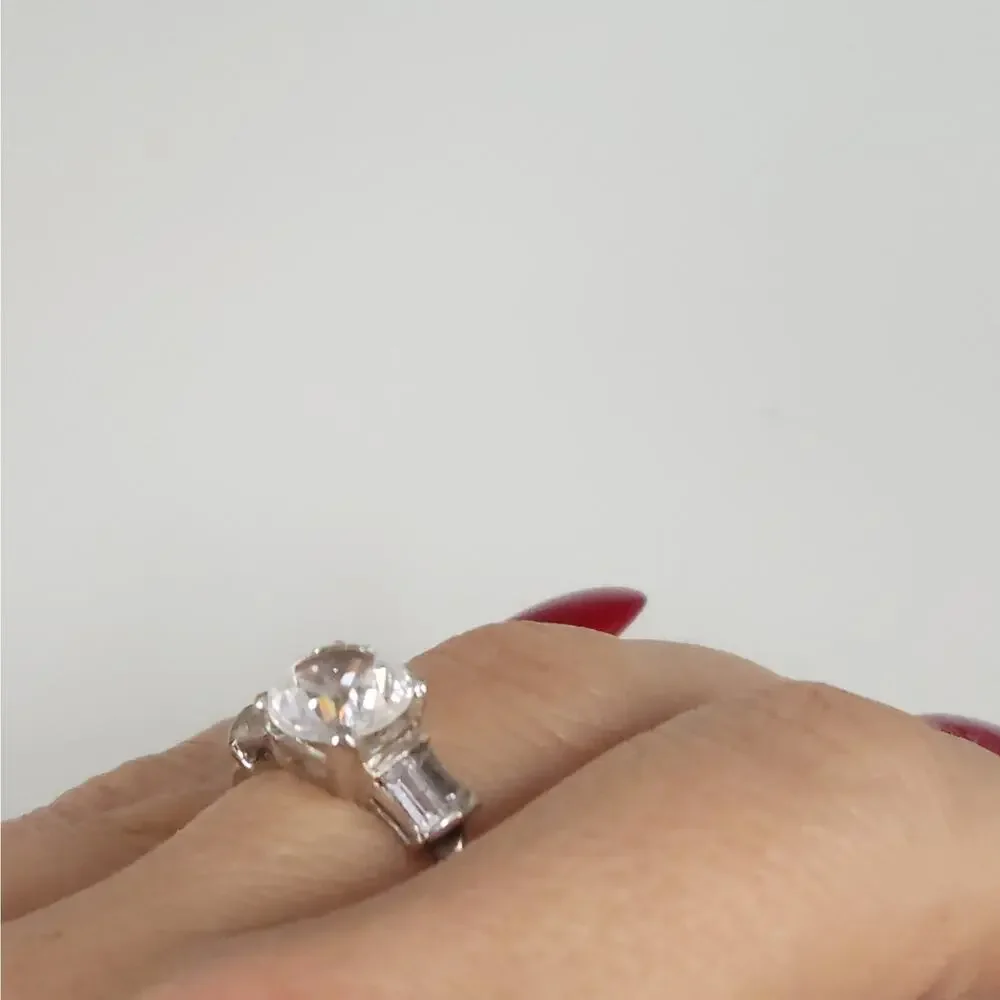 14k White Gold Round Reflex Stone with Baguette Accents size 5.5